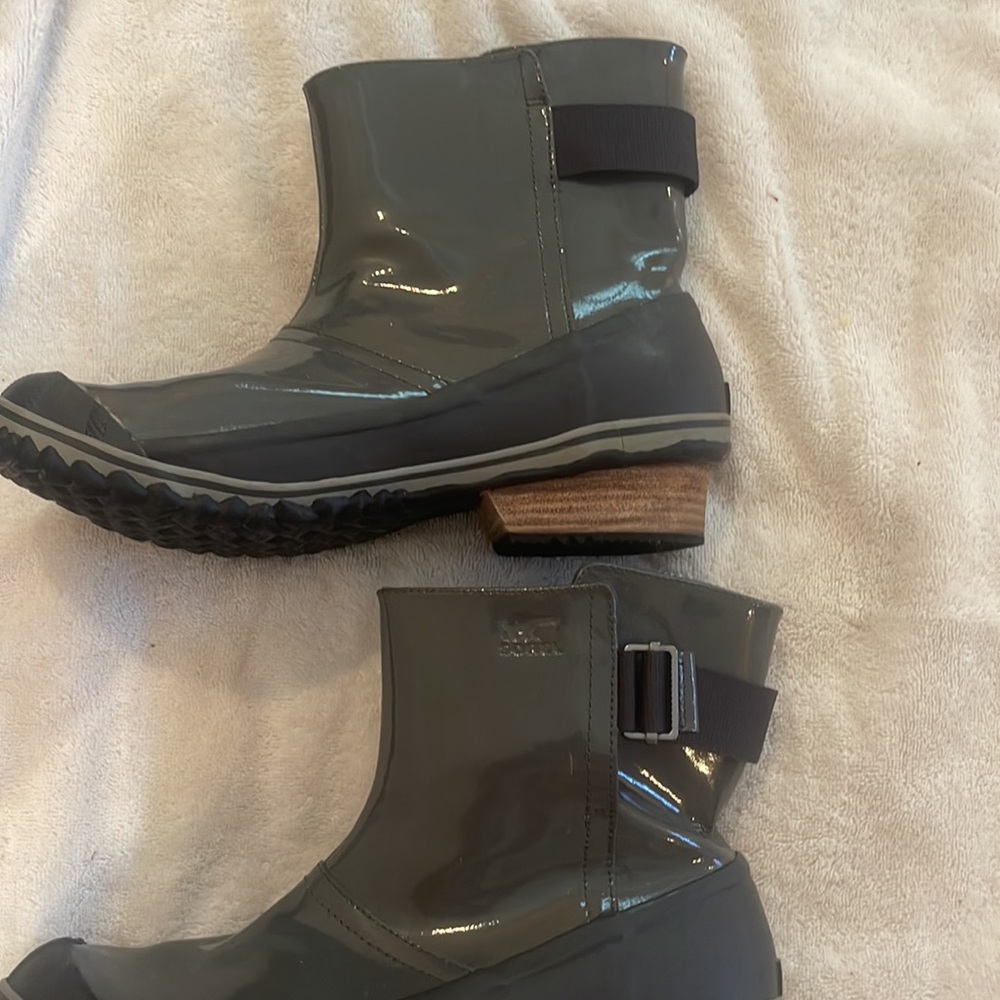 Sorel grey rubber short water cute rain ankle boots. Womens 11